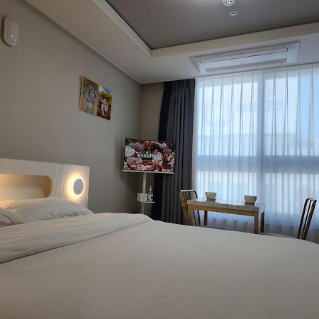 Daegu Star B&B Dsr Hotel Lily Guestroom Exterior photo